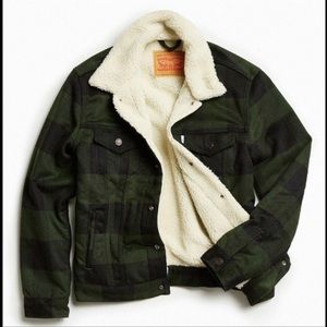 LEVI’S Men’s Green Buffalo Plaid Flannel Sherpa Trucker Jacket